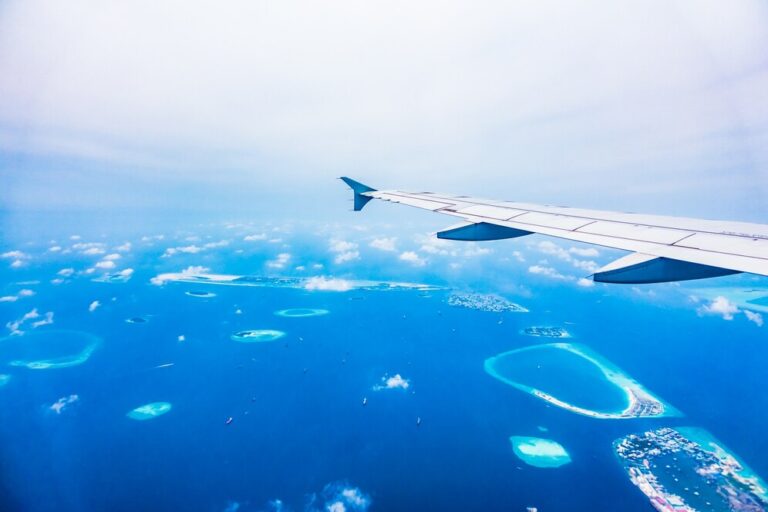 view-water-airliner-flying-sea_1203-5289