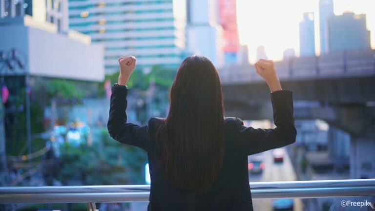 back-view-successful-business-woman-city-view_33799-9642