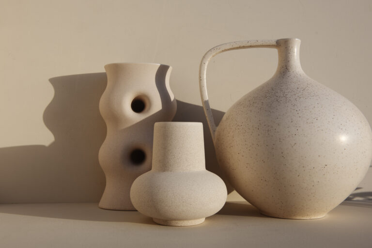 minimal-different-shaped-vases-arrangement